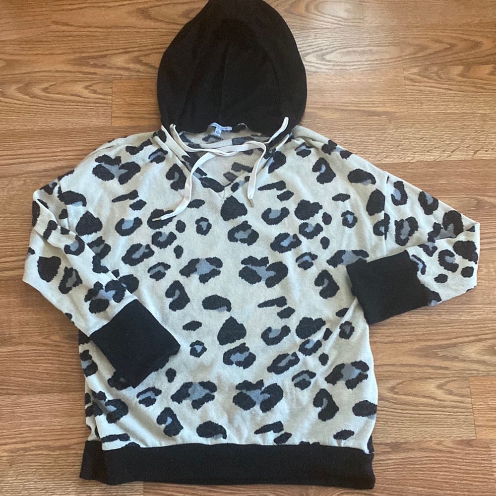 White Birch Women's Animal Print Sweater Size Large